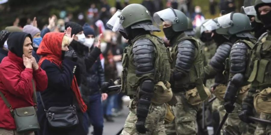 Polizisten und Demonstranten stossen bei einer Kundgebung der belarussischen Opposition zusammen. Foto: AP/dpa