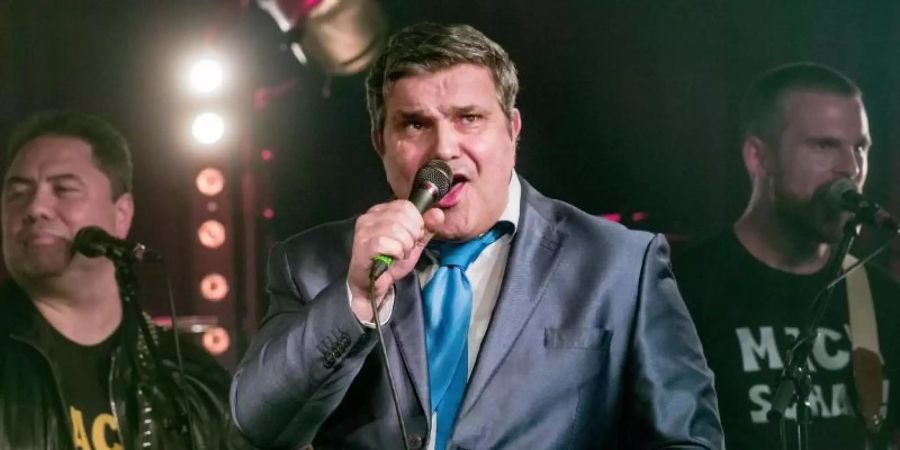 Bernd Begemann singt bei der Beatles-Jubiläumsshow im Hamburger Club Indra. Foto: Markus Scholz/dpa