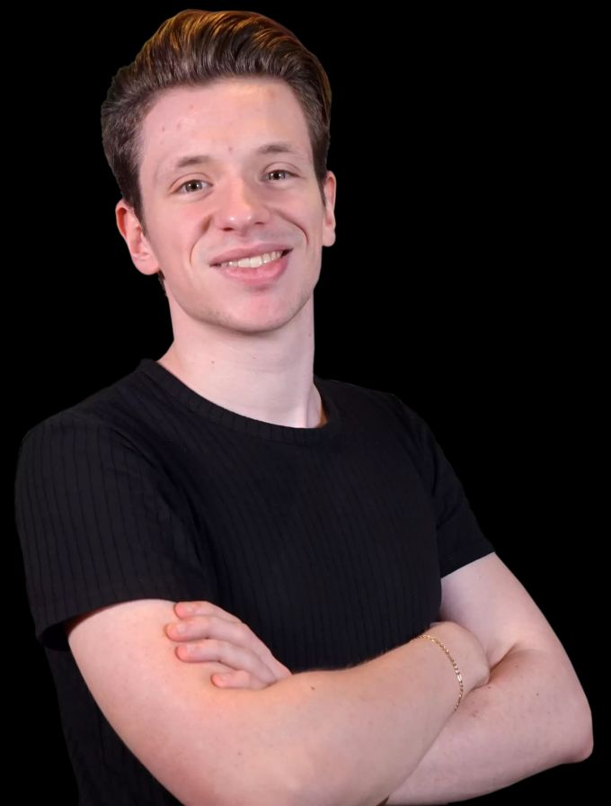 Der junge Entertainer Chrigi startete ohne grosse Pläne bei Twitch, umso grösser sind derweil seine Ambitionen. Junger Mann schwarzes T-Shirt