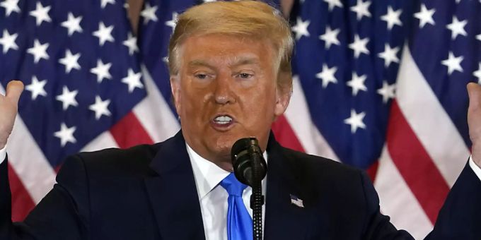 Donald Trump, Präsident der USA, spricht am frühen Mittwochmorgen im Ostsaal des Weissen Hauses. Foto: Evan Vucci/AP/dpa Donald Trump, Präsident der USA, spricht am frühen Mittwochmorgen im Ostsaal des Weissen Hauses. Foto: Evan Vucci/AP/dpa