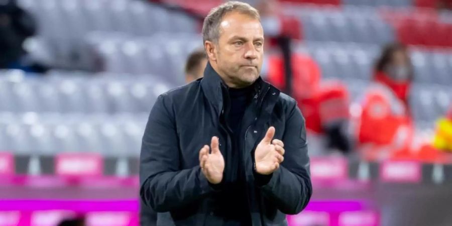 Bayern-Trainer Hansi Flick blickt nach dem Sieg in der Champions League bereits auf das Topspiel am Wochenende. Foto: Sven Hoppe/dpa