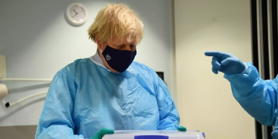 Johnson beim Besuch eines Labors im schottischen Glasgow