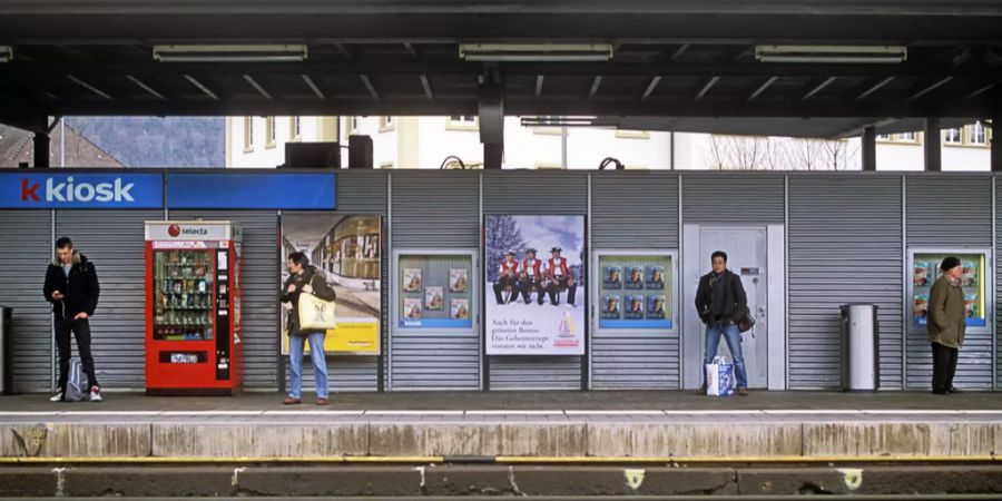Pendler am Bahnhof der Gemeinde Liestal (BL).