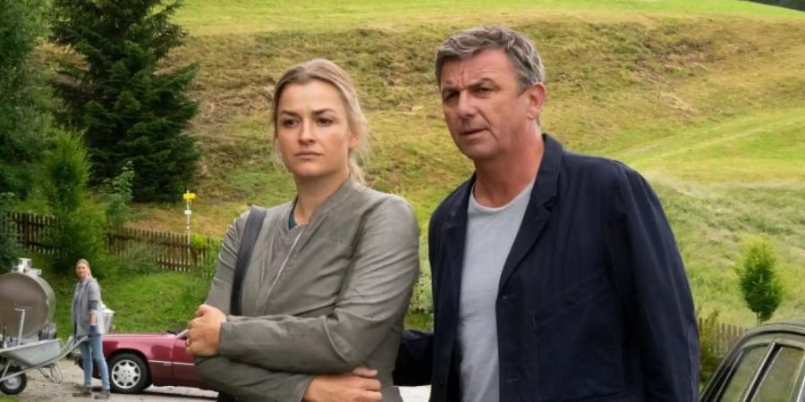 Niedergeschlagen kommen Martin (Hans Sigl) und Anne (Ines Lutz) aus dem Krankenhaus zurück. Foto: Erika Hauri/ZDF/dpa