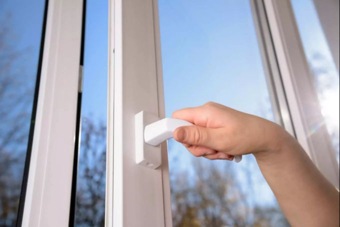 Regelmässiges Stosslüften sorgt für einen Luftaustausch in der gesamten Wohnung. Stosslüften Fenster
