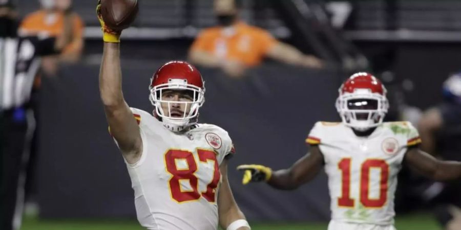 Travis Kelce (l) von den Kansas City Chiefs jubelt im Spiel gegen die Raiders über einen Touchdown. Foto: Isaac Brekken/AP/dpa
