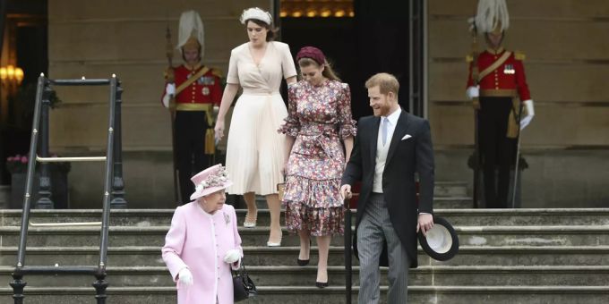 Die Queen, Prinzessin Eugenie, Prinzessin Beatrice und Prinz Harry an einer Royal Garden Party in London im Jahr 2019. Prinz Harry Prinzessin Eugenie