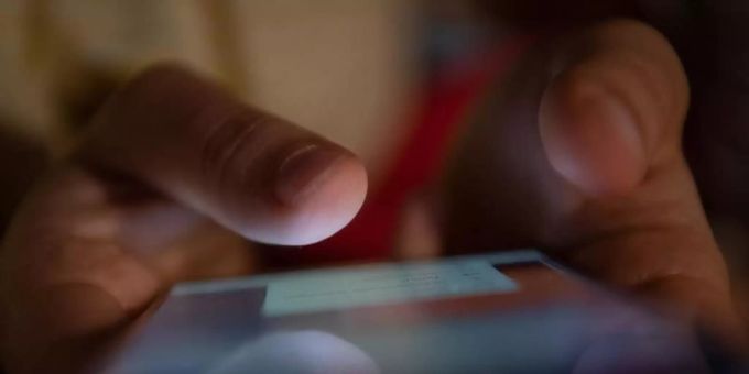 «Ihr Paket wurde verschickt»: Kriminelle versuchen mit einem perfiden Trick, Schadsoftware auf die Mobiltelefone ihrer Opfer zu installieren. Foto: Sebastian Gollnow/dpa Paket Betrug