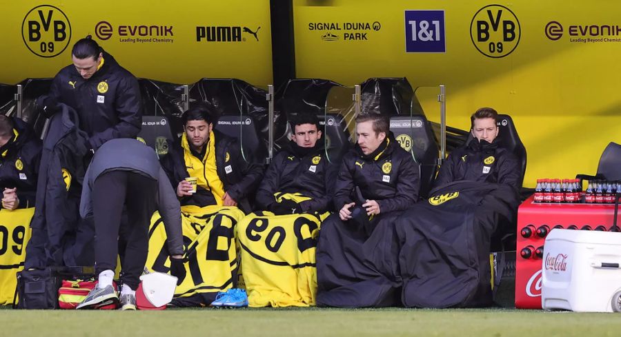 Dortmund-Captain Marco Reus (r.) schmort auf der Bank.