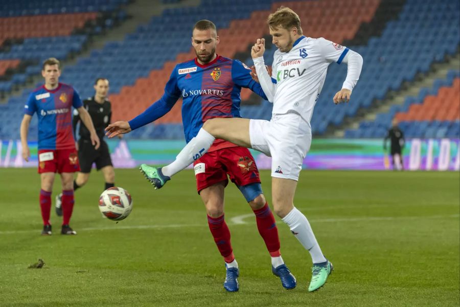 Lausannes Joel Geissmann (r.) klärt gegen Pajtim Kasami (l.) vom FC Basel.