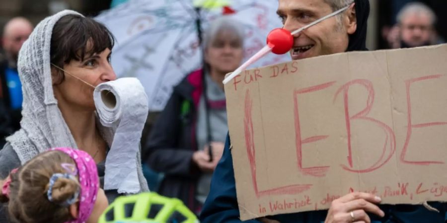 Teilnehmer einer Querdenken-Demonstration in Dresden