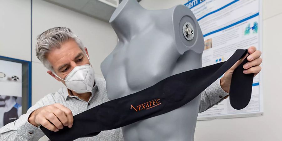Der Brustgurt mit den vom Centre Suisse d'Electronique et de Microtechnique (CSEM) entwickelten Sensoren und integrierter Signalverarbeitung. Das System ermöglicht es, zu Hause lebende Corona-Patienten aus der Ferne - von einer Klinik aus - zu überwachen. Das entlastet Spitäler und Personal. (zVg)