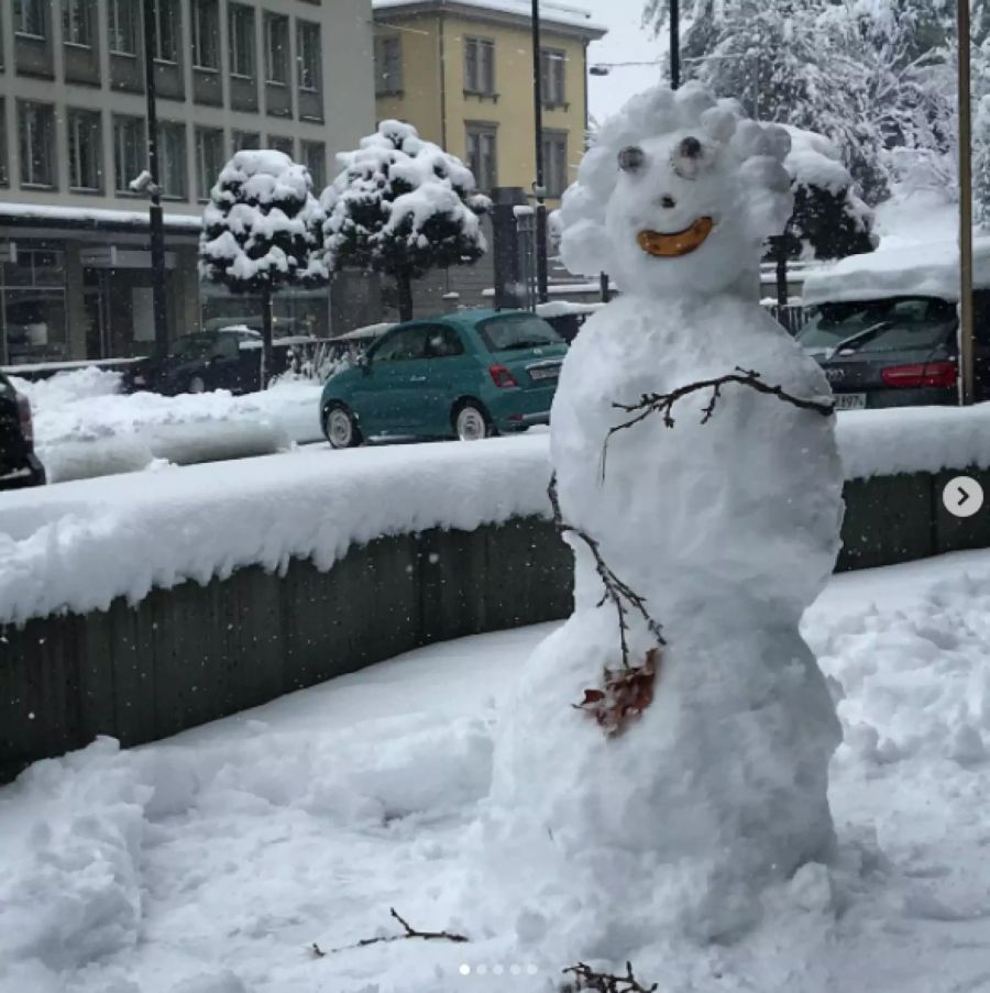 Die Schneefrau aus Zürich strahlt.