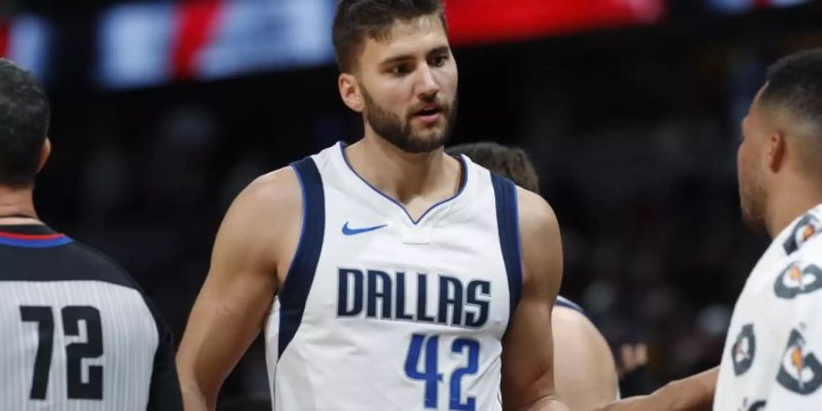 Maxi Kleber (M.) erzielte starke 13 Punkte und sieben Rebounds in 16 Minuten Einsatzzeit. Foto: David Zalubowski/AP/dpa