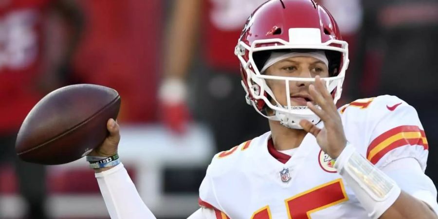 Chiefs-Quarterback Patrick Mahomes leistete sich gegen Miami drei Interceptions, warf aber auch über 393 Yards. Foto: Jason Behnken/AP/dpa