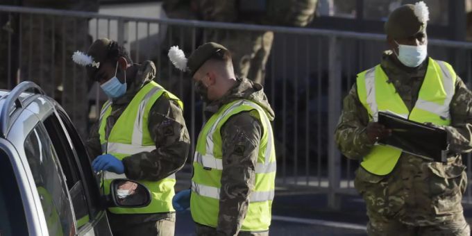 Soldaten führen einen Corona-Test bei einem Autofahrer durch. Foto: Kirsty Wigglesworth/AP/dpa Corona