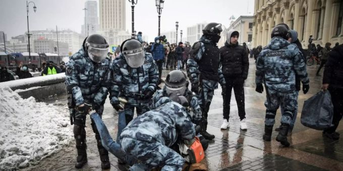 Berlin - Bundesregierung verurteilt Polizeigewalt gegen Demonstranten in Russland