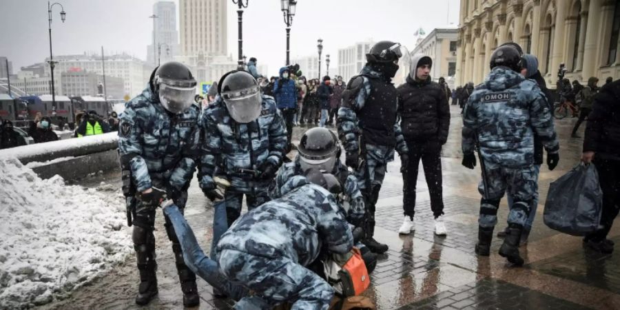 Demonstrant wird in Moskau festgenommen