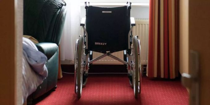 Ein Rollstuhl steht in einem Zimmer einer betreuten Wohngemeinschaft für Senioren. Foto: Candy Welz/dpa-Zentralbild/dpa Ein Rollstuhl steht in einem Zimmer einer betreuten Wohngemeinschaft für Senioren. Foto: Candy Welz/dpa-Zentralbild/dpa