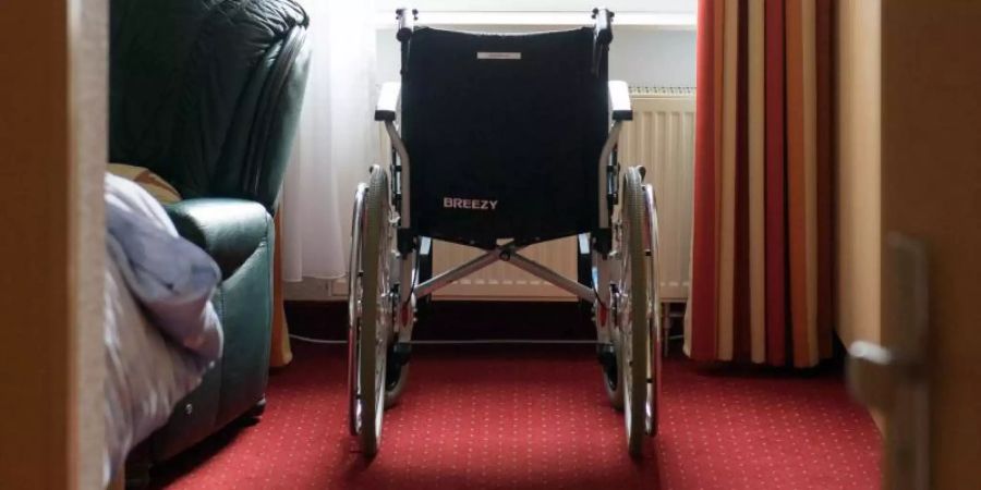 Ein Rollstuhl steht in einem Zimmer einer betreuten Wohngemeinschaft für Senioren. Foto: Candy Welz/dpa-Zentralbild/dpa