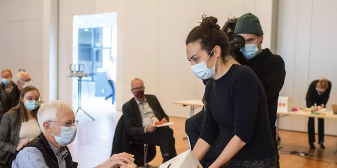 Delegierte der CVP-Schweiz beim Abstimmen. CVP die mitte