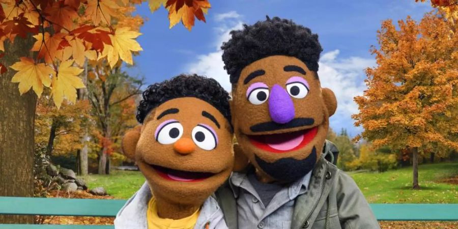 Wes und sein Vater Elijah sind neu in der «Sesamstrasse». Foto: Zach Hyman/Sesame Workshop/dpa