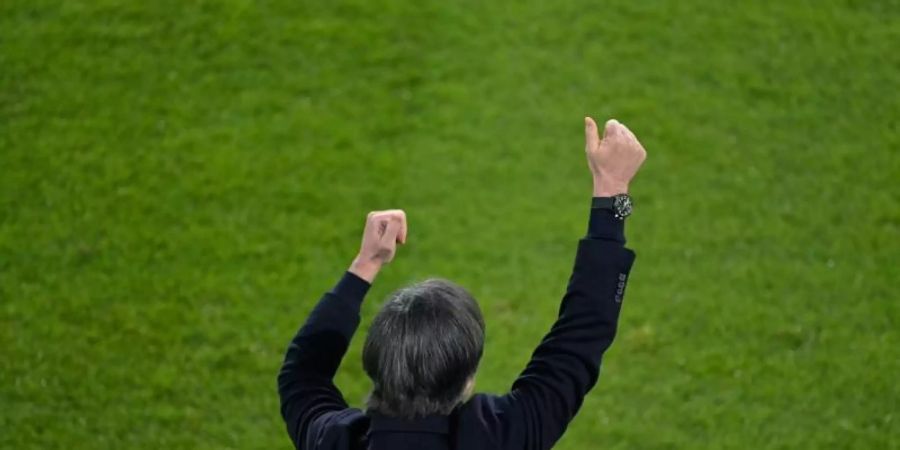 Bundestrainer Joachim Löw konnte gegen Island jubeln - doch die Gedanken waren auch bei Jonas Hofmann. Foto: Tobias Schwarz/AFP-Pool/dpa