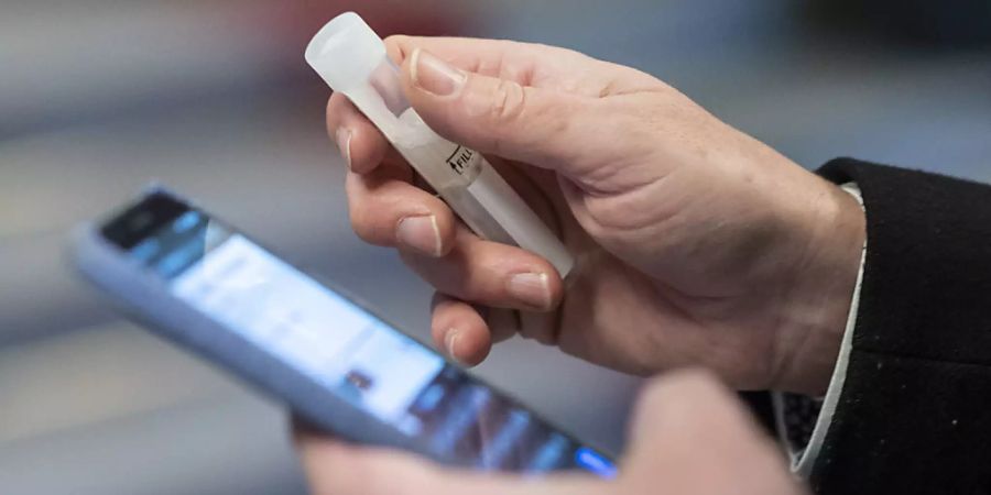In der Schweiz und in Liechtenstein sind dem Bundesamt für Gesundheit (BAG) am Donnerstag innerhalb von 24 Stunden 2046 neue Coronavirus-Ansteckungen gemeldet worden. Mit einer Testoffensive soll das Corona-Virus in Schach gehalten werden. (Symbolbild)