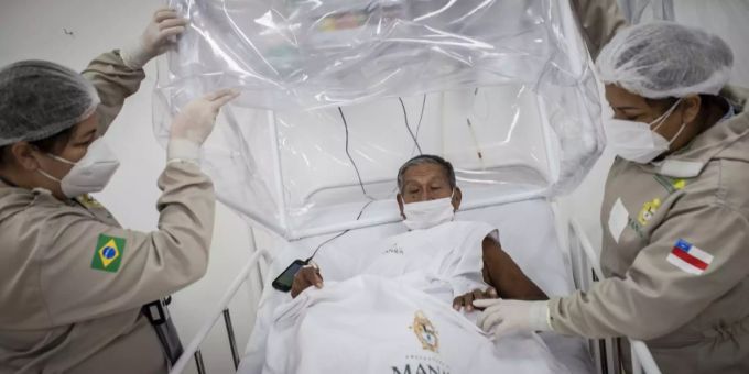 Ein Covid-19-Patient wird in der Amazonas-Stadt Manaus behandelt. Die Mutante «P.1» richtet in Brasilien grossen Schaden an. mutante brasilien