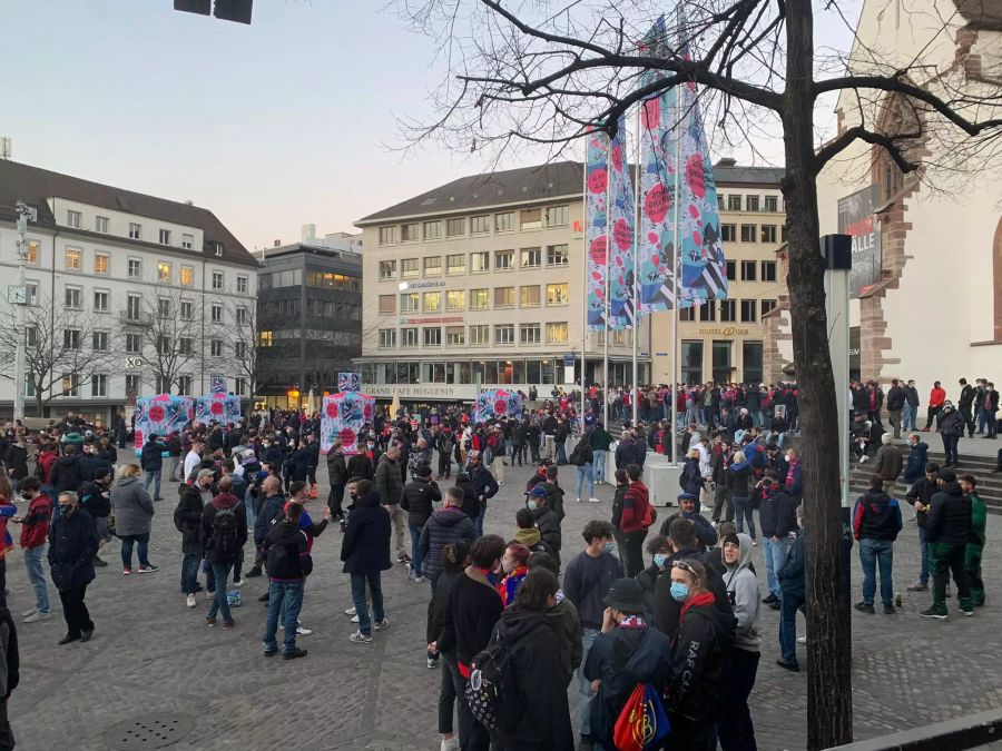 Am Montagabend versammeln sich die Anhänger der Bebbi auf dem Barfi.