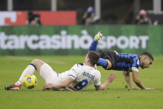 Ein sehr umkämpftes Spiel in der ersten Hälfte zwischen Inter Mailand und Atalanta Bergamo. Inter Mailand