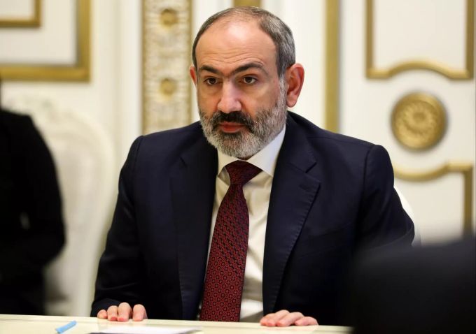 HANDOUT - 06.05.2021, Armenien, Eriwan: Nikol Paschinjan, geschäftsführender Ministerpräsident von Armenien, spricht bei einem Treffen mit Russlands Aussenminister Lawrow. Russischer Aussenminister zu Besuch in Armenien