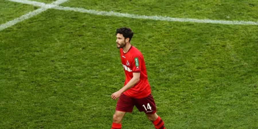 Der Kölner Jonas Hector war nach der Niederlage vom Reporter genervt. Foto: Rolf Vennenbernd/dpa Pool/dpa