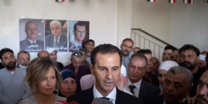 Baschar al-Assad (M), Präsident von Syrien, und seine Frau Asma (l) sprechen in einem Wahllokal während der Präsidentschaftswahlen mit Journalisten. Präsidentschaftswahl in Syrien