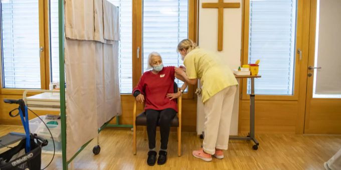 Eine Seniorin wird in einem Pflegeheim im Kanton Aargau mit dem Impfstoff gegen das Coronavirus geimpft. Impfung Coronavirus