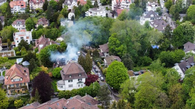 Rauchschwaden steigen über dem Zürichberg auf. Zürichberg Brand