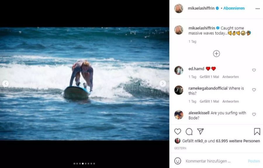 Die 26-Jährige versucht sich auf dem Surfbrett zu halten.