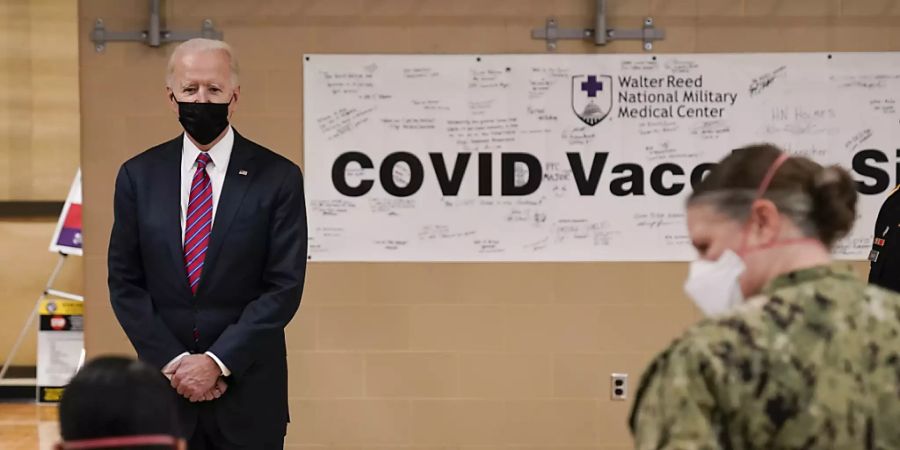 Die Zahl der Neuinfektionen mit dem Coronavirus in den USA ist in den letzten Wochen stark gesunken. US-Präsident Joe Biden (links) ist auf Kurs. (Archivbild)