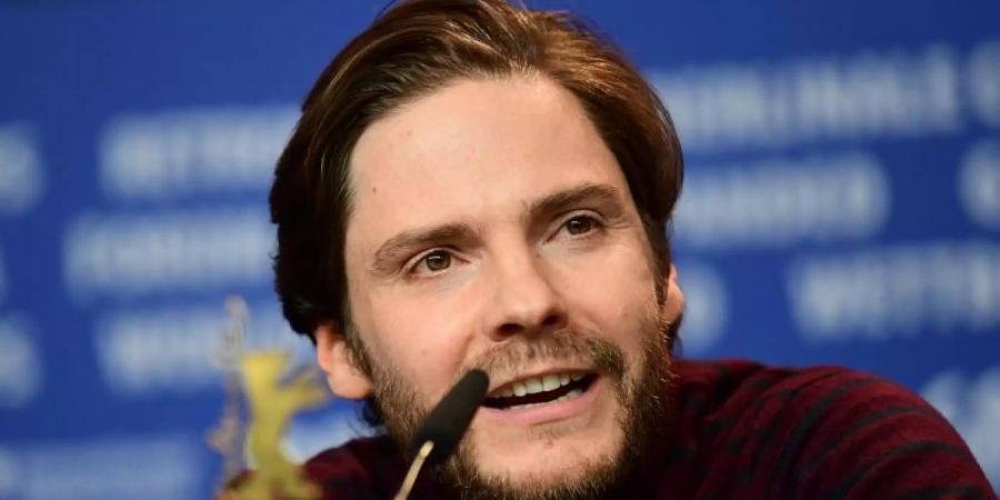 Daniel Brühl hat für seinen Film «Nebenan» auf eigene Erfahrungen zurückgegriffen. Foto: Ralf Hirschberger/dpa