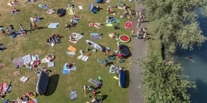Wegen des Coronavirus gilt auch diesen Sommer: Abstand halten, sowohl an Land als auch im Wasser. Coronavirus Baden