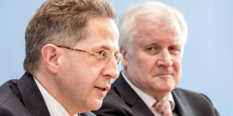 «Ich kann nur sagen, ich war mit seiner Arbeit sehr zufrieden», sagt Horst Seehofer (rechts) rückblickend über die Arbeit von Hans-Georg Maassen an der Spitze des Verfassungsschutzes. Foto: Michael Kappeler/dpa