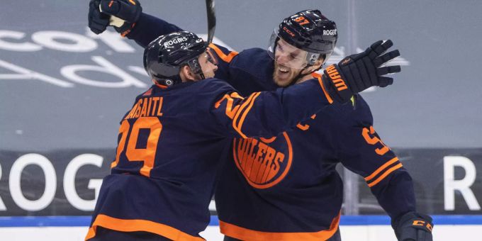 Connor McDavid (r.) mit seinem Teamkollegen Leon Draisaitl (l.). Connor McDavid NHL