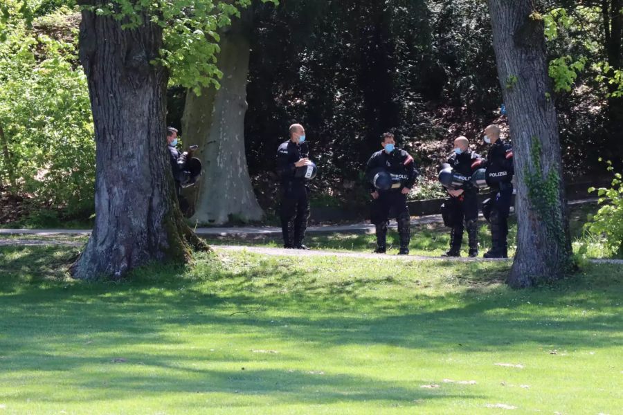 Die Beamten sind auch beim Telliring, wo die Demo geplant gewesen wäre, präsent.