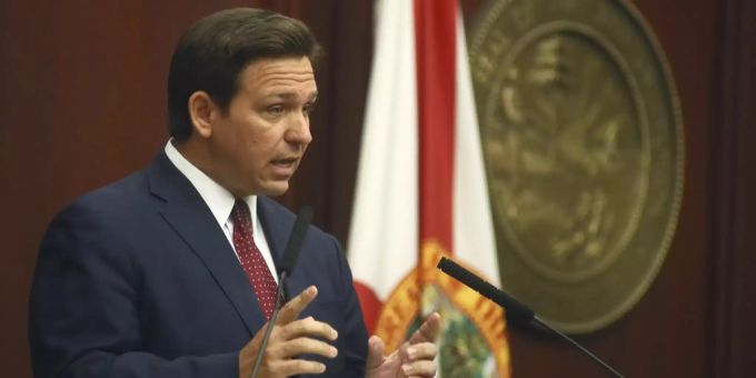 Floridas Gouverneur Ron DeSantis spricht am Dienstag, den 2. März 2021, während seiner Rede zur Lage der Nation im Capitol in Tallahassee, Florida Ron DeSantis