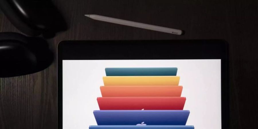 Vorstellung der neuen iMacs. Der vorgestellte neue iMac ist nur 11,5 Millimeter dick - dünner als viele Monitore ohne einen Computer im Inneren. Foto: Jae C. Hong/AP/dpa