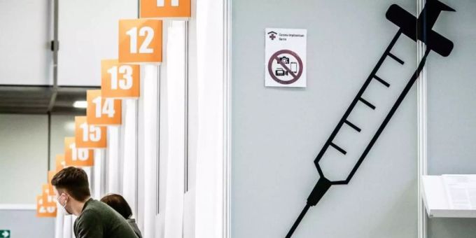 Spritzen zum Eigenschutz - und zum Schutz anderer: Angenommen wird, dass vollständig geimpfte Menschen als Überträger des Coronavirus eine geringere Rolle spielen als Ungeimpfte. Foto: Michael Kappeler/dpa Spritzen zum Eigenschutz - und zum Schutz anderer: Angenommen wird, dass vollständig geimpfte Menschen als Überträger des Coronavirus eine geringere Rolle spielen als Ungeimpfte. Foto: Michael Kappeler/dpa