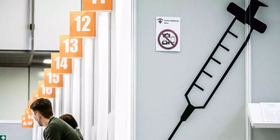 Spritzen zum Eigenschutz - und zum Schutz anderer: Angenommen wird, dass vollständig geimpfte Menschen als Überträger des Coronavirus eine geringere Rolle spielen als Ungeimpfte. Foto: Michael Kappeler/dpa