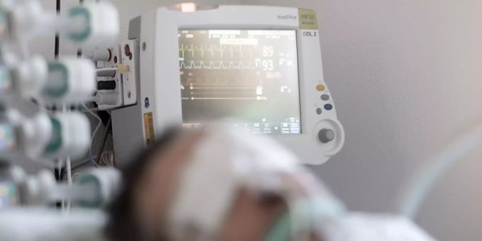 Ein Patient auf der Intensivstation des Tessiner Regionalspitals La Carita in Locarno. (Archivbild) Ein Patient auf der Intensivstation des Tessiner Regionalspitals La Carita in Locarno. (Archivbild)