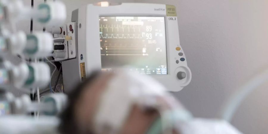 Ein Patient auf der Intensivstation des Tessiner Regionalspitals La Carita in Locarno. (Archivbild)