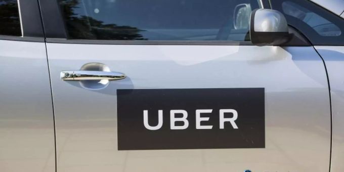 Das Firmenlogo von Uber klebt an einer Autotür in London. Foto: Laura Dale/PA Wire/dpa Das Firmenlogo von Uber klebt an einer Autotür in London. Foto: Laura Dale/PA Wire/dpa